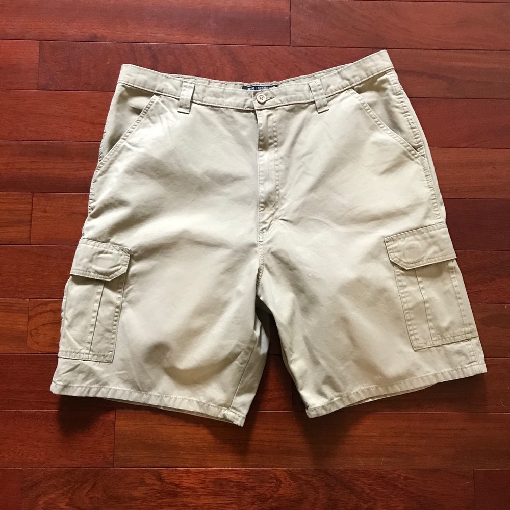 Classic cargo shorts. W40